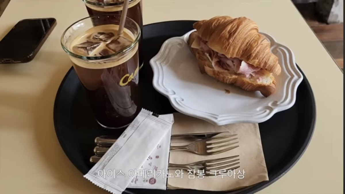 MuyonaSaran's tweet photo. 念願の"カメルコーヒー"☕️
イングクセット無くなっちゃいました…🥲
お席は2階にありますよ❣️
とっても居心地の良いcafeでした💕
#ソイングク #ソ・イングク #seoinguk #서인국 #徐仁國 #이제곧죽습니다 #몬테크리스토 #소년들 #camelcafe https://t.co/RymPBmJAU4