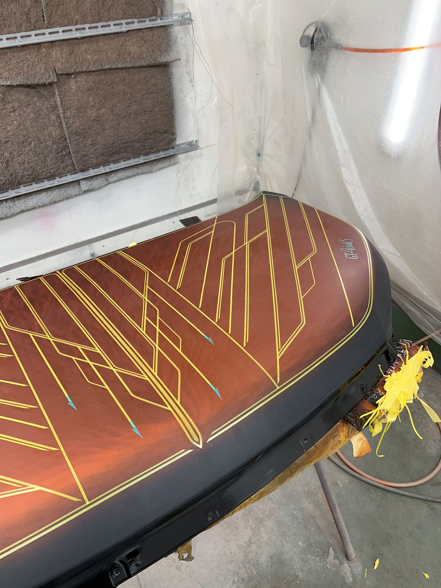 grainderfreek's tweet photo. 80ノアのボンネットにラインデザイン製作中🤔
デザインや色って、どれが正解って無い気がします🤔
結局自分が気に入った色やデザインが1番☝️

今回はキャンディオレンジで塗装🍊
オレンジと黒はやっぱり合う気がする👍
#グラインダータトゥー
#デザイン
#gtworks
#80ノア https://t.co/tzSUJoarKy