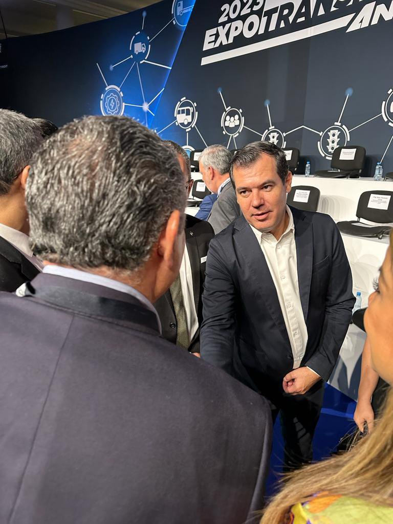 En la inauguración de Expo Transporte nuestro presidente nacional saludando a funcionarios del sector <a href="/enrikeduenas/">Enrique Dueñas Rodri</a>