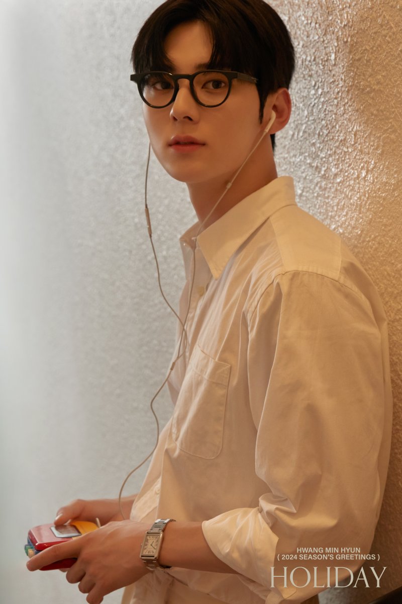 MINHYUN_PLEDIS's tweet photo. 황민현(HWANG MIN HYUN) 2024 SEASON'S GREETINGS PREVIEW Cuts #1

▶ https://t.co/cJoE235jJk

Pre-order 2023.11.22(Wed)
Release 2023.12.22(Fri)

#황민현 #HWANGMINHYUN #시즌그리팅 #SeasonsGreetings https://t.co/mjsWAx74RG