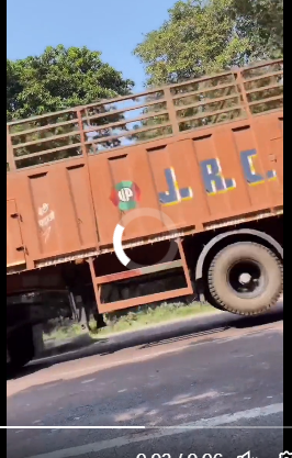 seandanielk's tweet photo. @1000waystod1e Seems the lorry braked hard enough https://t.co/NNGpQgpCfc