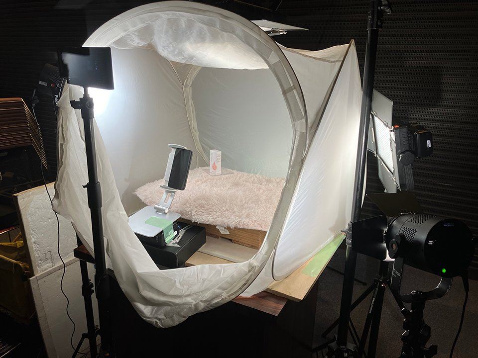 rbcvision's tweet image. 昨日は弊社の #スクワラン商品 たちを
スマホでこっそり撮影📸していたのですが、
👪おじさん達に見つかってしまい、急遽撮影会に🥳
たくさん道具を持ってきてました😆(笑)

番組制作会社ならではの💪強み💪を実感!!
心強いです☺️
#ミュゼアクア　#編集頑張った 
#RBCビジョン
#おじさんずありがとう