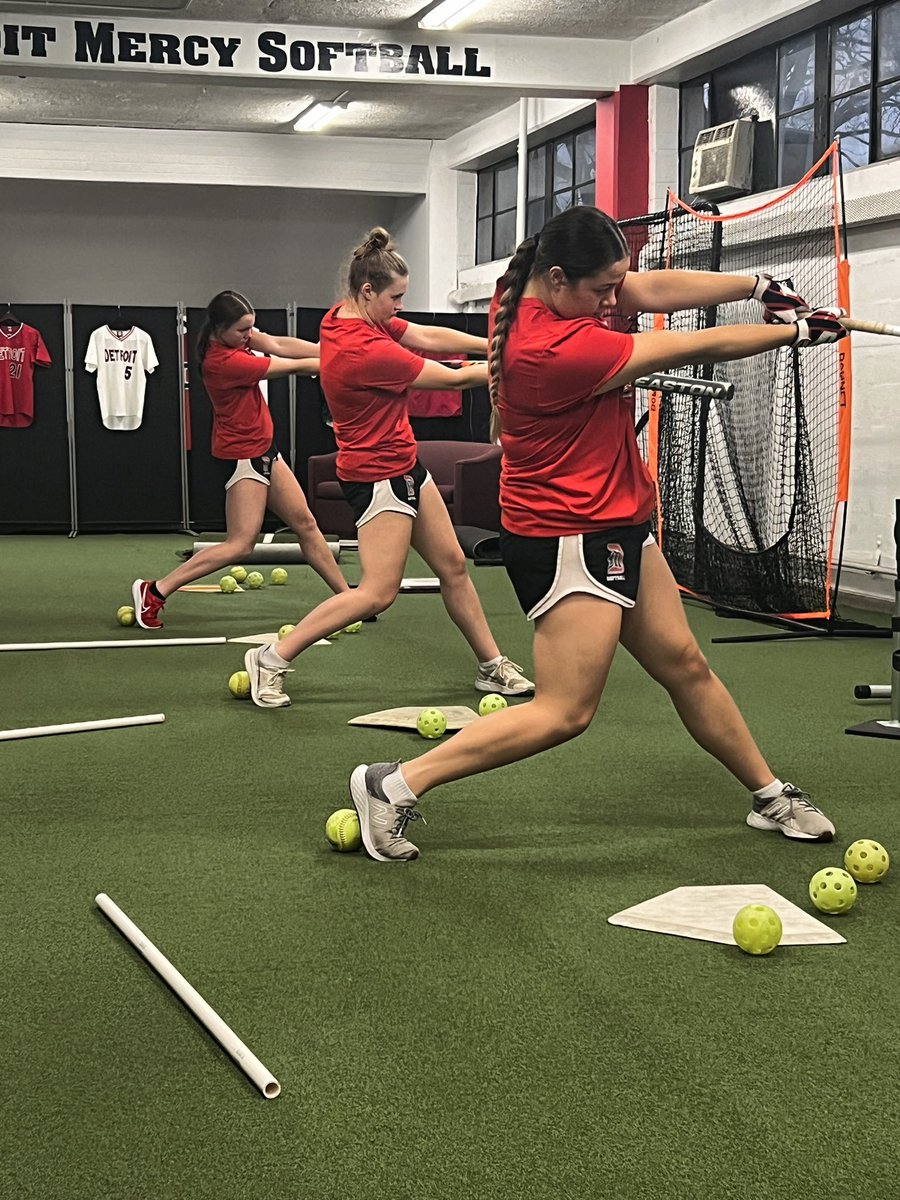 DetroitTitansSB's tweet photo. swinging into thanksgiving break 🥎⚔️ https://t.co/y88YREuGRU