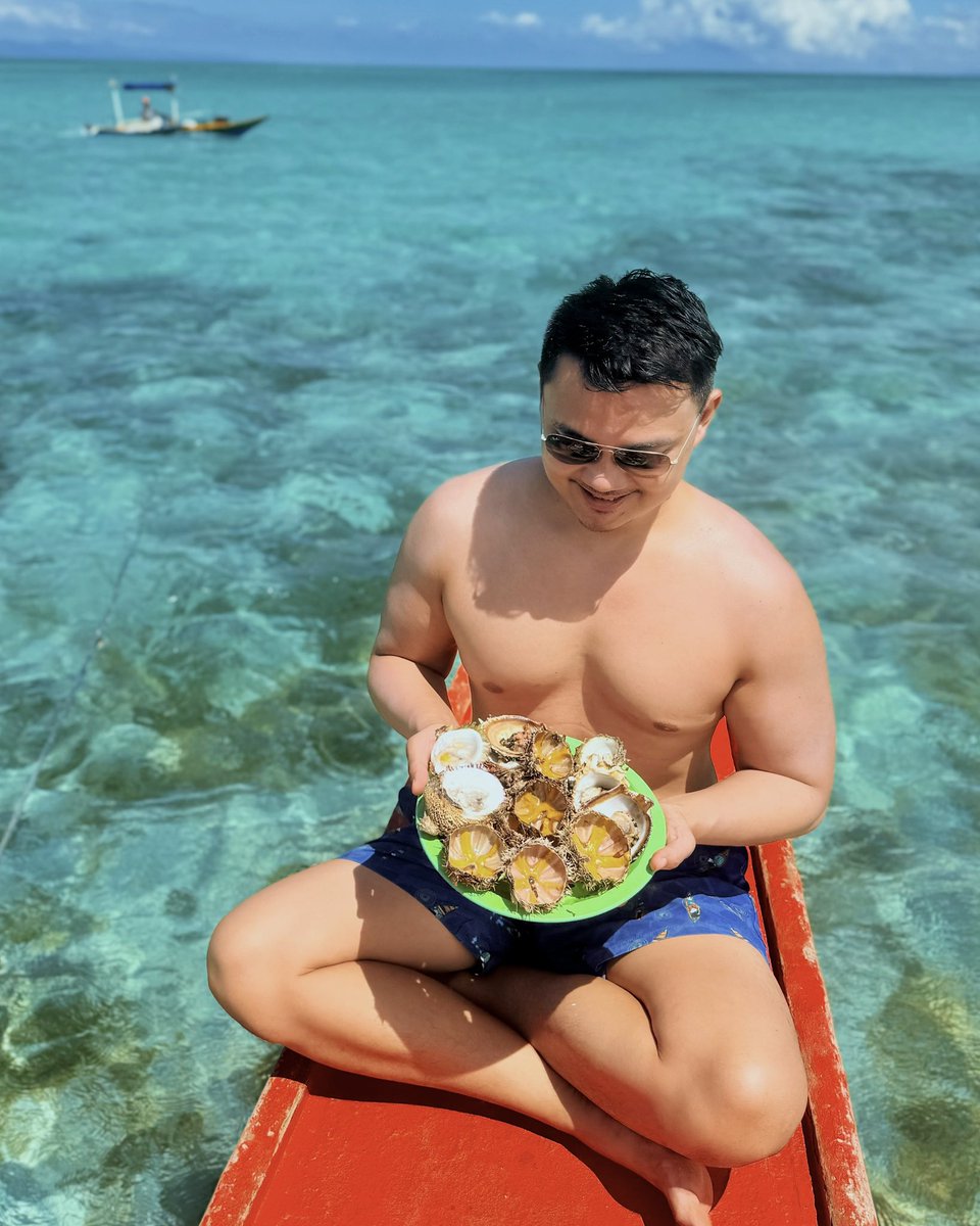 warrencamitan's tweet photo. Oysters and uni https://t.co/bDXULht1GU