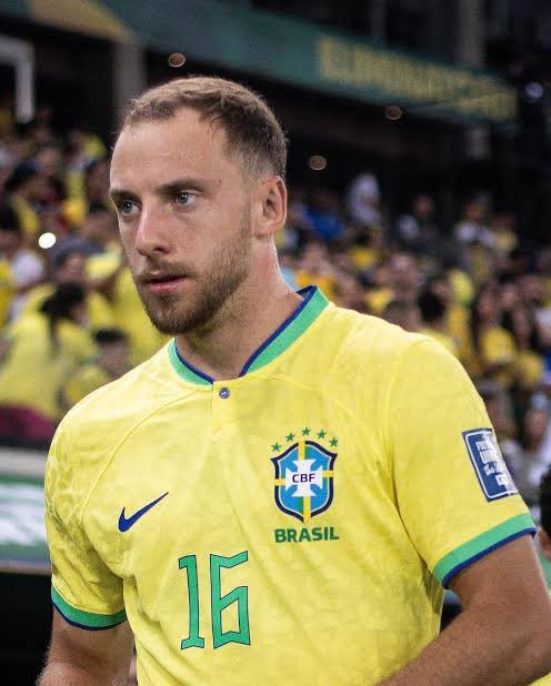 Fla100Qualidade's tweet photo. esse cara aq conseguiu invadir o campo no momento da briga e fingiu q era lateral da seleção kkkkkk muita gente nem percebeu https://t.co/ZNF3Fpgbdb