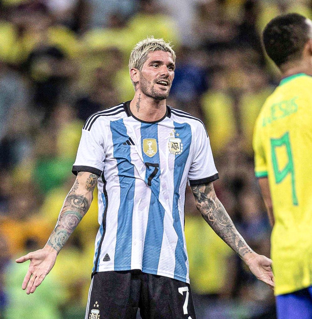 🗣️ Rodrigo de Paul post partido ante Brasil:

“Hicimos historia otra vez. Somos los primeros que le ganamos a Brasil acá. Con lo qué pasó antes del partido teníamos más bronca. Nosotros hablamos jugando”.