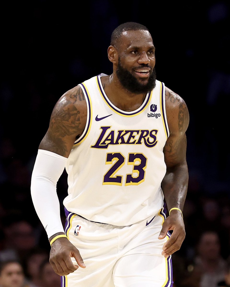 BleacherReport's tweet photo. 39,000 PTS FOR THE KING 👑 https://t.co/ZTmQFBefs9