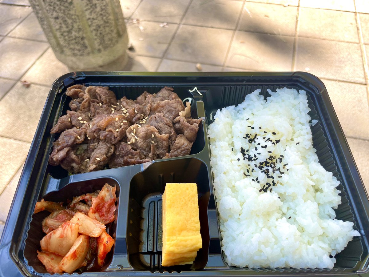 studiohipsnoboo's tweet photo. 今日のランチ🍙

清澄公園で和牛焼肉弁当🍱 https://t.co/08WdIwD1V9