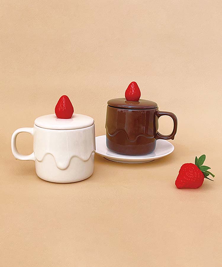 BleuBleuet_inc's tweet photo. おいしそう🍴なケーキモチーフのマグカップ🍫

真っ赤なイチゴ🍓と、とろ～りとしたクリームがキャンドルのようにも見えますよね☺️
贈り物にも喜ばれること間違いなしです❣

▷キャンドルケーキマグ
https://t.co/Ib7nK4sBBP https://t.co/9BSq3dVifG