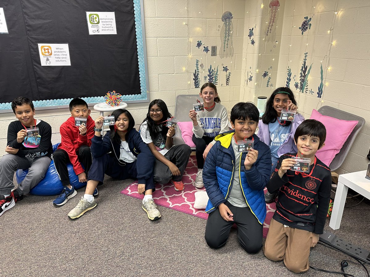 PTSquadTweeters's tweet photo. These red squad members are #PawTechSquad official with their badges! They were so excited to show them off during our lunch bunches today @PoplarTreeES! https://t.co/VnsSVSuTxQ
