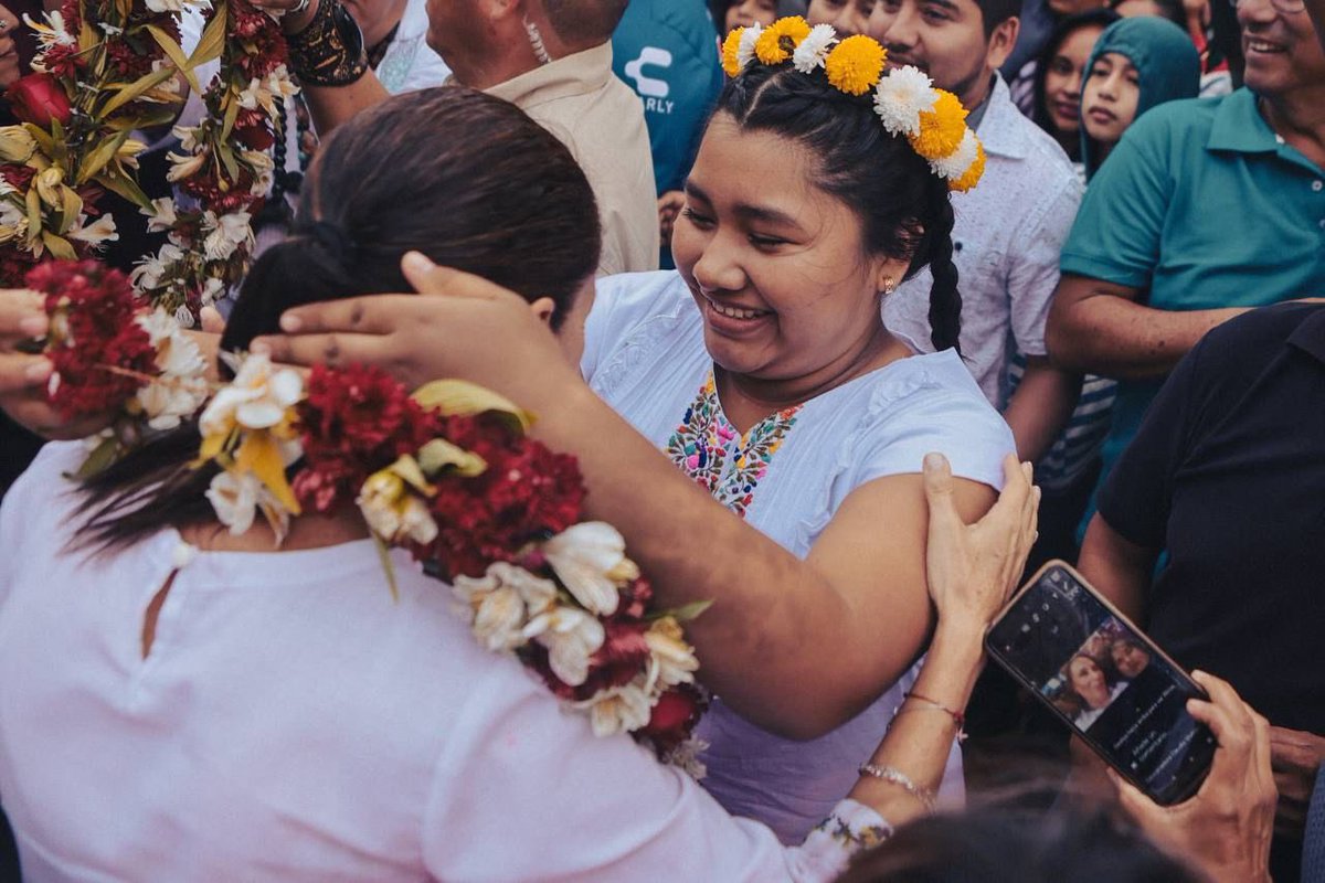 Claudiashein's tweet photo. En San Andrés Tuxtla, Veracruz, vivimos una alegría incontenible. Amo ver el amor del pueblo de Veracruz por la transformación que inició el presidente @lopezobrador_ . No los vamos a defraudar. Vamos juntos y juntas a seguir haciendo historia. https://t.co/pahAM3YXZp