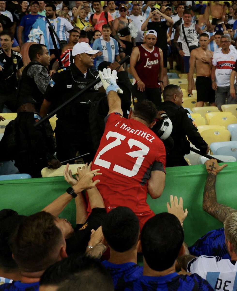 Vení a custodiarme la puerta Dibu!