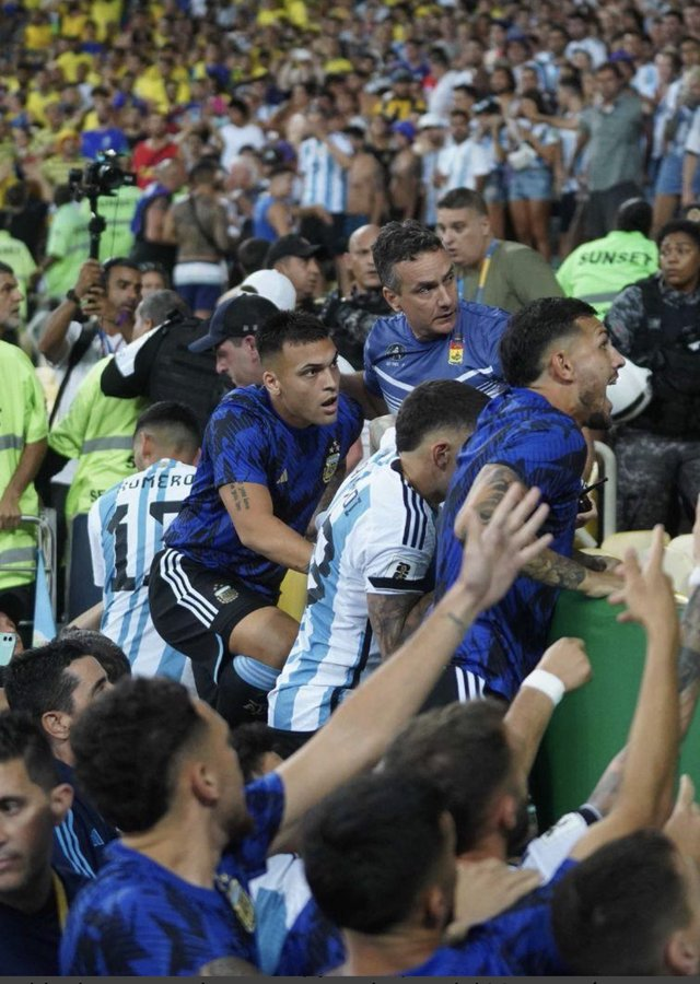 cuando la patria está en peligro todo está permitido, excepto no defenderla