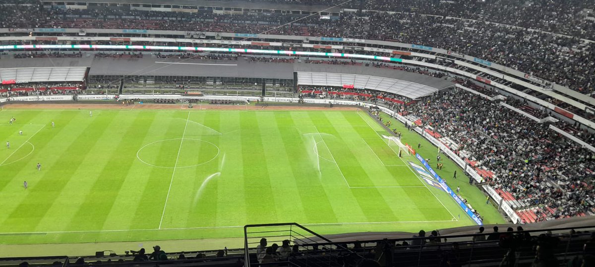 JFernandezHN15's tweet photo. Informa @kelvincoelloHN desde el Azteca que riegan la cancha, en el sector donde jugará Honduras en este segundo tiempo. 

Qué bajeza llegar a ese nivel, en Tegucigalpa no se les trató así. Pero entiendo, es parte de su impotencia y “juego”… https://t.co/xcKGhhorLE