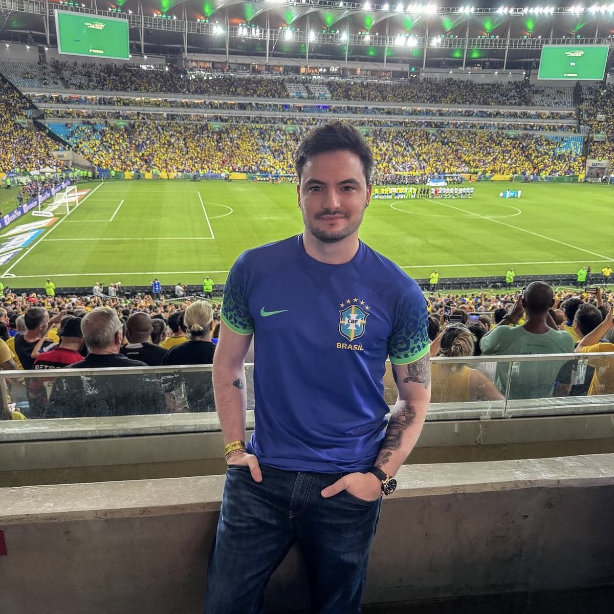 choquei's tweet photo. 🚨FAMOSOS: Felipe Neto e a namorada Juliane Caralho no Maracanã durante o jogo da seleção brasileira e Argentina. https://t.co/tHwIEFkP2G