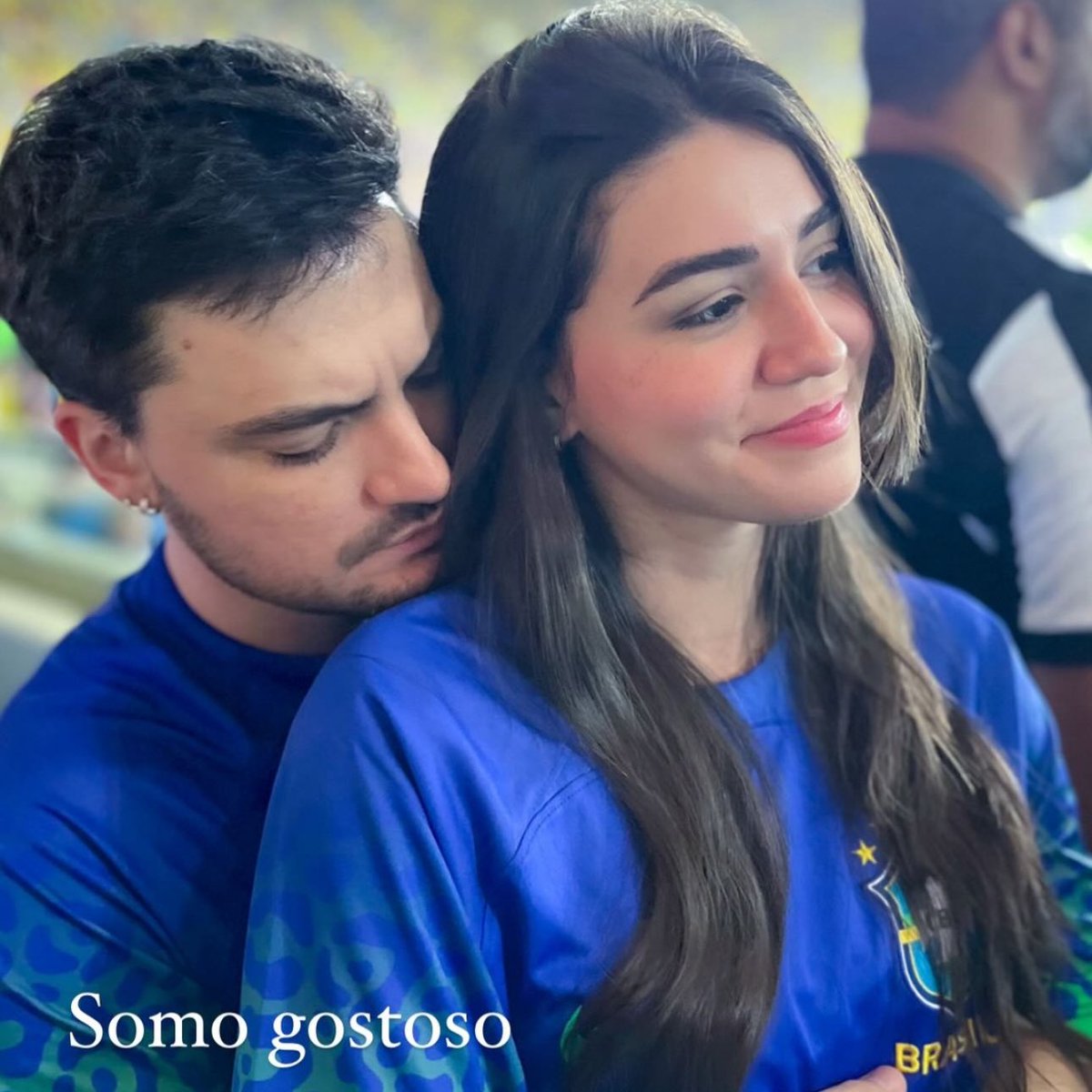 choquei's tweet photo. 🚨FAMOSOS: Felipe Neto e a namorada Juliane Caralho no Maracanã durante o jogo da seleção brasileira e Argentina. https://t.co/tHwIEFkP2G