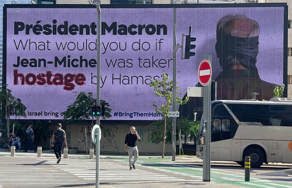 Panneau en Israel « Président Macron, que feriez-vous si Jean-Michel était pris en otage par le Hamas ? » #jeanmicheltrogneux #macron #israel