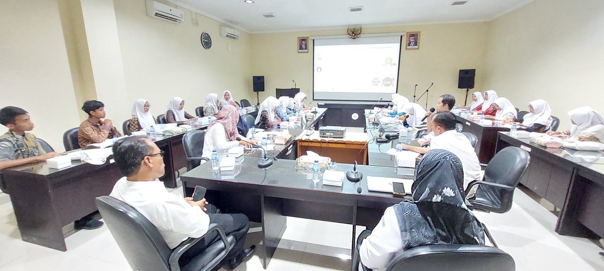 bpkp_bantul's tweet photo. #Sobatbahari dalam rangka menyemarakkan Hari Ikan Nasional dengan semangat Ikan untuk Generasi Emas, LRMPHP mengadakan kegiatan pelatihan pembuatan cornfish dan odeng ikan lele. Kegiatan ini diikuti oleh siswa siswi SMAN 1 Jetis
#KKPTrive @bppsdm_kp @in_radiarta @kartikawinta https://t.co/8zb6qt3FMY