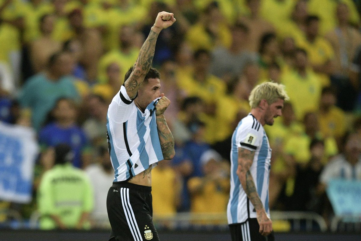 🙌🇦🇷⚽️ Con gol de Nicolas Otamendi, Argentina derrotó 0-1  a Brasil en el Maracaná 🏟🇧🇷

- Es la primera vez que la Verde Amarela pierde de local por Eliminatorias.

- Es la primera vez que Brasil pierde 3 partidos de manera consecutiva en Eliminatorias.