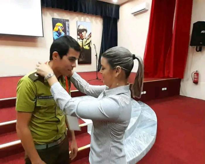 El  perito criminalista Primer Teniente Alejandro Fonseca Bermúdez, resultó elegido delegado directo por el #MinintCuba al 12 Congreso de la UJC. Aylin Álvarez García, primera secretaria del Comité Nacional de la #UJC, entregó la credencial.