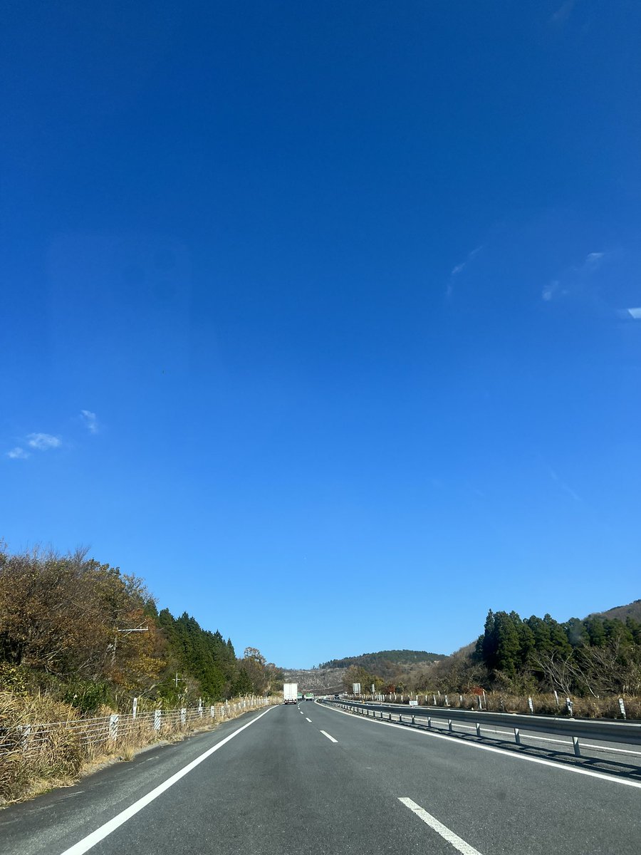 camp_maruko's tweet photo. 秋晴れ！
キャンプ場向かってる〜\(^o^) /

積載量ヤバすぎる〜\(^o^) / https://t.co/68E9ufro6B