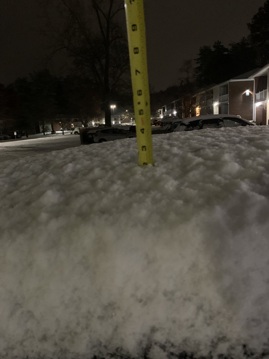 weatherguy4life's tweet photo. @NWSAlbany  Didn’t have any other surfaces to take a measure but I got 2 inches on my car roof where the snow started sticking once it was falling - this is just south of Westmere at the Deer Valley Apartments and was taken now as the event has ended https://t.co/qLIXzc8TMo