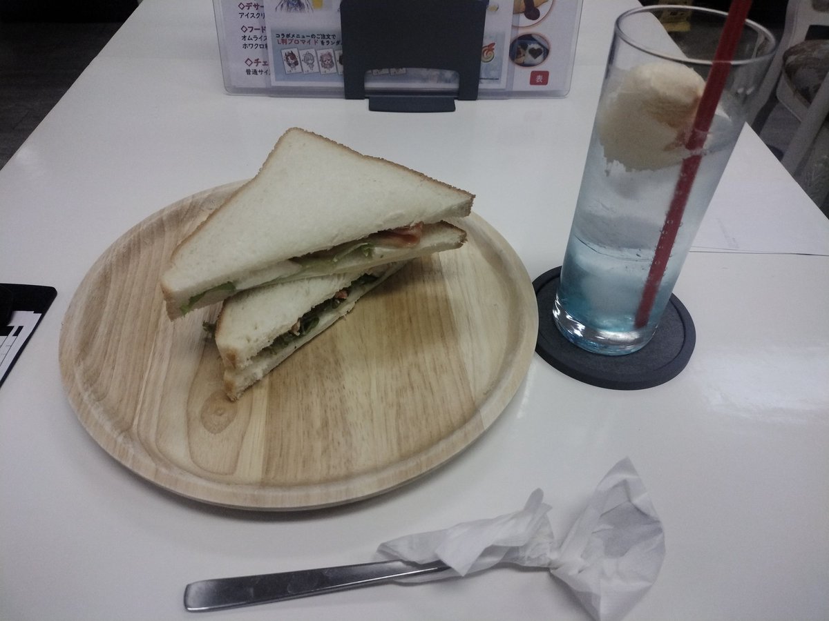 ttl_WSK's tweet photo. VVorksのコラボカフェいきました！
ぐみちゃんセット凄く美味しかったです！缶バッチも可愛くて良き！ぐみちゃんイラスト書いて貰えたの嬉しかったです！
そしてライブタオル2個目購入！楽しかったしまた行けたら行きたいと思います💪
#VVorks 
#くぐみて https://t.co/Xhwwg0aRc8