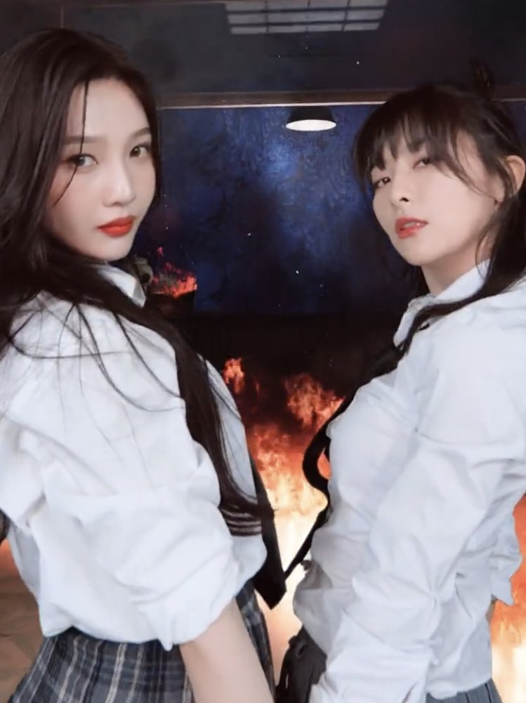 joypics's tweet photo. joygi, two pretty best friends https://t.co/ZAl8bL5fqL