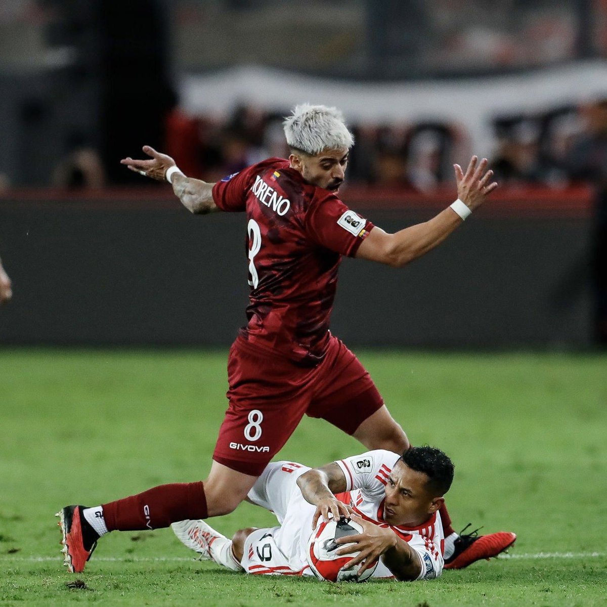 Meridianoonline's tweet image. PUNTAZO EN EL ESTADIO NACIONAL DE LIMA1️⃣⚽️

La Vinotinto empató 1-1 ante Perú en las Eliminatorias Sudamericanas rumbo a la Copa Mundial de la FIFA 2026🇻🇪👀

Ah… Y terminamos el año siendo CUARTOS EN LA TABLA DE CLASIFICACIÓN🍷👏

📸 Getty