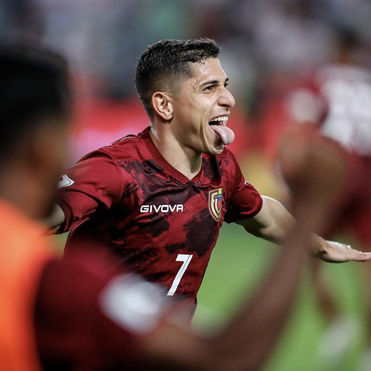 Meridianoonline's tweet image. PUNTAZO EN EL ESTADIO NACIONAL DE LIMA1️⃣⚽️

La Vinotinto empató 1-1 ante Perú en las Eliminatorias Sudamericanas rumbo a la Copa Mundial de la FIFA 2026🇻🇪👀

Ah… Y terminamos el año siendo CUARTOS EN LA TABLA DE CLASIFICACIÓN🍷👏

📸 Getty