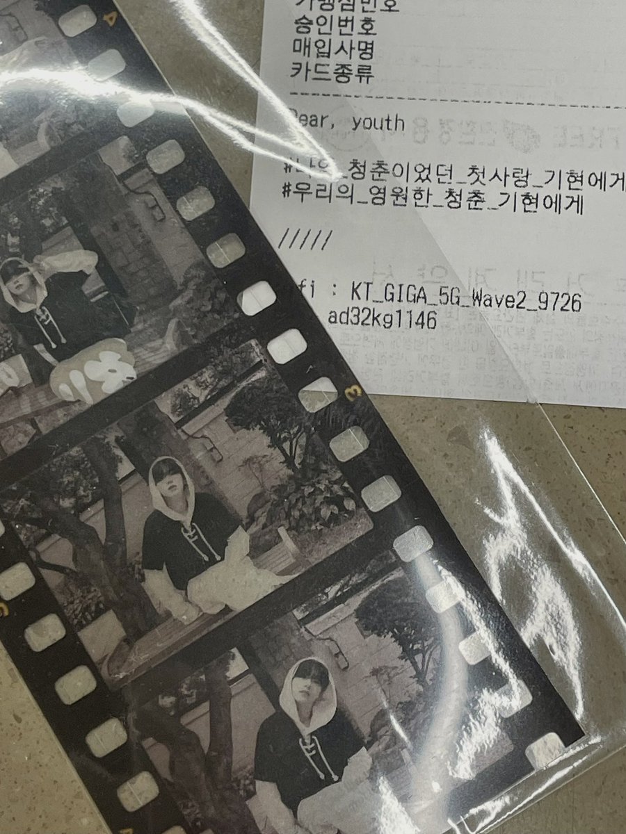 b1u2print's tweet photo. 특전이 진짜 진짜 감성적...너무 예뻐 럭드도 예쁨 꼭꼭 해야됨 오늘만 갔던 게 후회될 정도임🥺 아 저기 카메라 진짜 사진 잘 나오는 듯 사진 꼭 찍기...ෆ
#나의_청춘이었던_첫사랑_기현에게
#우리의_영원한_청춘_기현에게 https://t.co/qJaCNb5hWO
