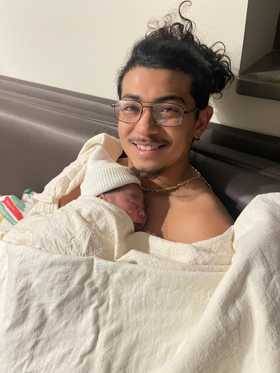 Linnndon's tweet photo. To be your father is more than love and life itself. I’m more and more in love with you in each speeding hour. You’re five days old and I wish time would stop already. I’m going to love this journey of life with you, I got you until forever 🤎 https://t.co/k1iZc8kp9F