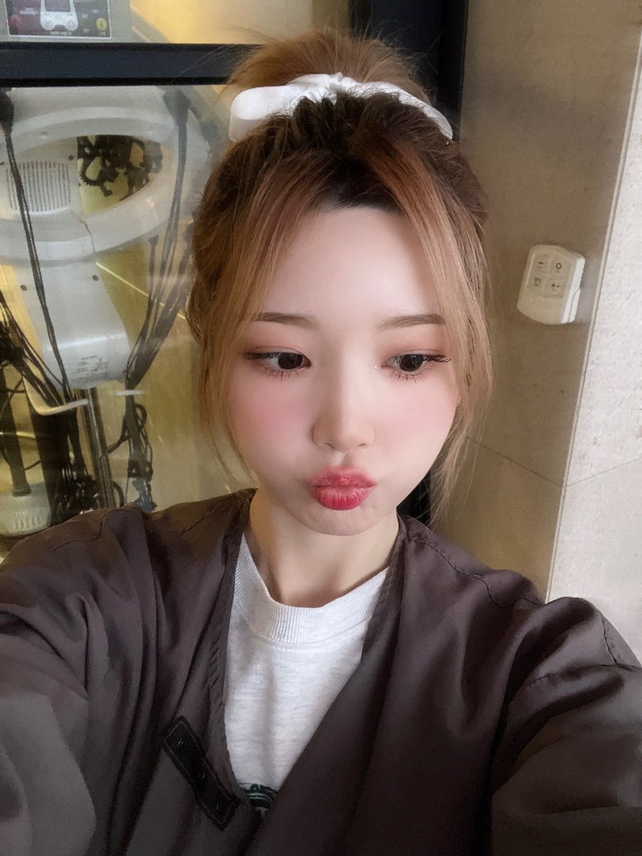 suyoonworld's tweet photo. 231122 #rocketpunch weverse post #yeonhee https://t.co/K4Y8N8hEps
