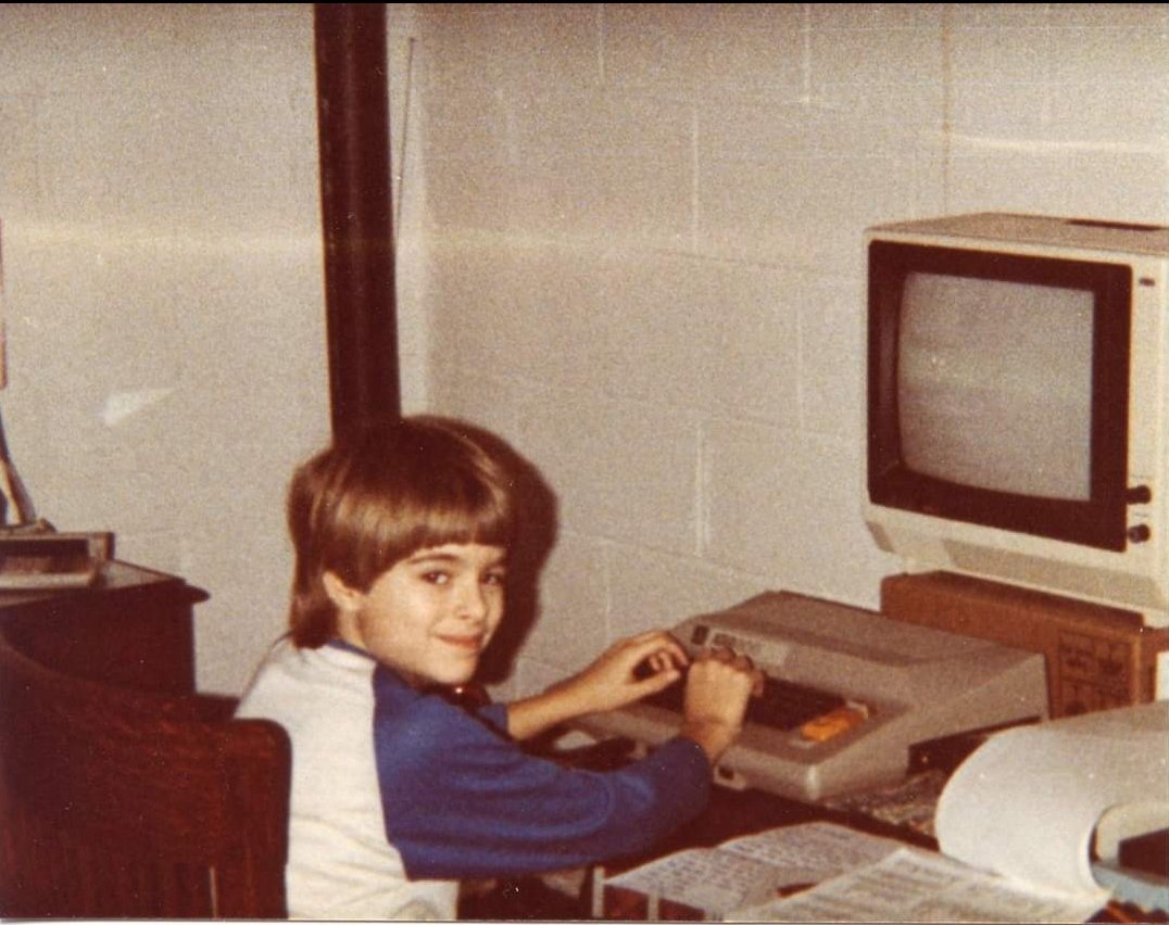 @willdavis Me on the 800 probably 1983-84. There's a Hayes 2600 baud modem under a red rotary phone on a small table on the other side of me.