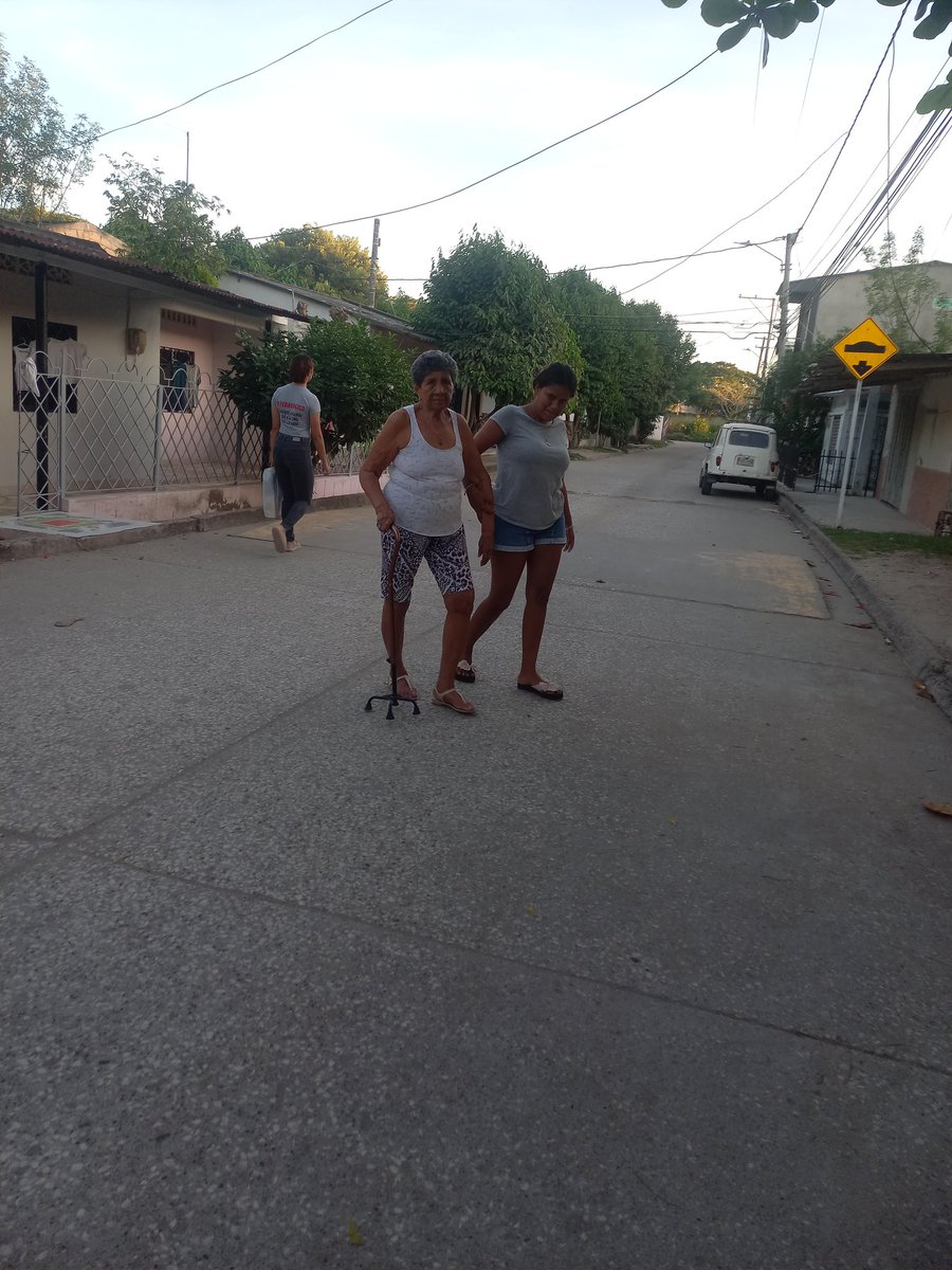 ZafraMeza's tweet photo. El testimonio de una de la habitantes de mi comunidad, fue que yo evite que ella pueda ser atropellada por algún vehículo que venga pasando en ese momento y no poder ella hacer nada ya que a su corta edad se le dificulta pasar la calle, pero yo estuve ahí para ayudar a pasar. https://t.co/VnLlUWB7k0
