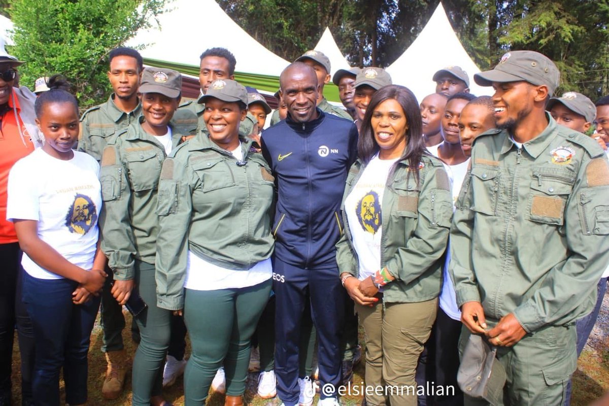 The DKF Green Army with The Great @EliudKipchoge 1:59. Indeed, #NoHumanIsLimited and #WeHaveNoTime when it comes to delivering on the noble task ahead of combating climate change by planting as many trees as we can.