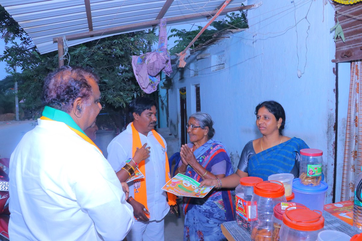JakkulaDas's tweet photo. ఎన్నికల ప్రచారంలో భాగంగా జడ్చర్ల మున్సిపల్ పటేల్ నగర్, కూరగాయల మార్కెట్, శ్రీరాంనగర్, శాంతి నగర్, గంజి, బాబీ శ్రీట్,కాలనీలలో ఇంటింటికి తిరిగి కమలం పువ్వు గుర్తుకు ఓటు వేయమని కోరడమైనది..
ఈ కార్యక్రమంలో జడ్చర్ల పట్టణ బిజెపి, జనసేన నాయకులు, కార్యకర్తలు పాలుగోన్నారు.. 
#Vote4BJP https://t.co/hGGoWVQpRc