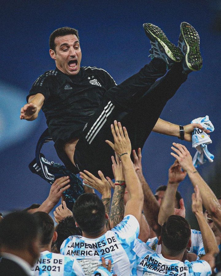 Viendo y escuchando a los jugadores queda la sensación de que ellos están casi seguros de que Scaloni va a seguir.

No se los ve afectados ni preocupados, se percibe más tranquilidad que otra cosa.

Ojalá así sea.