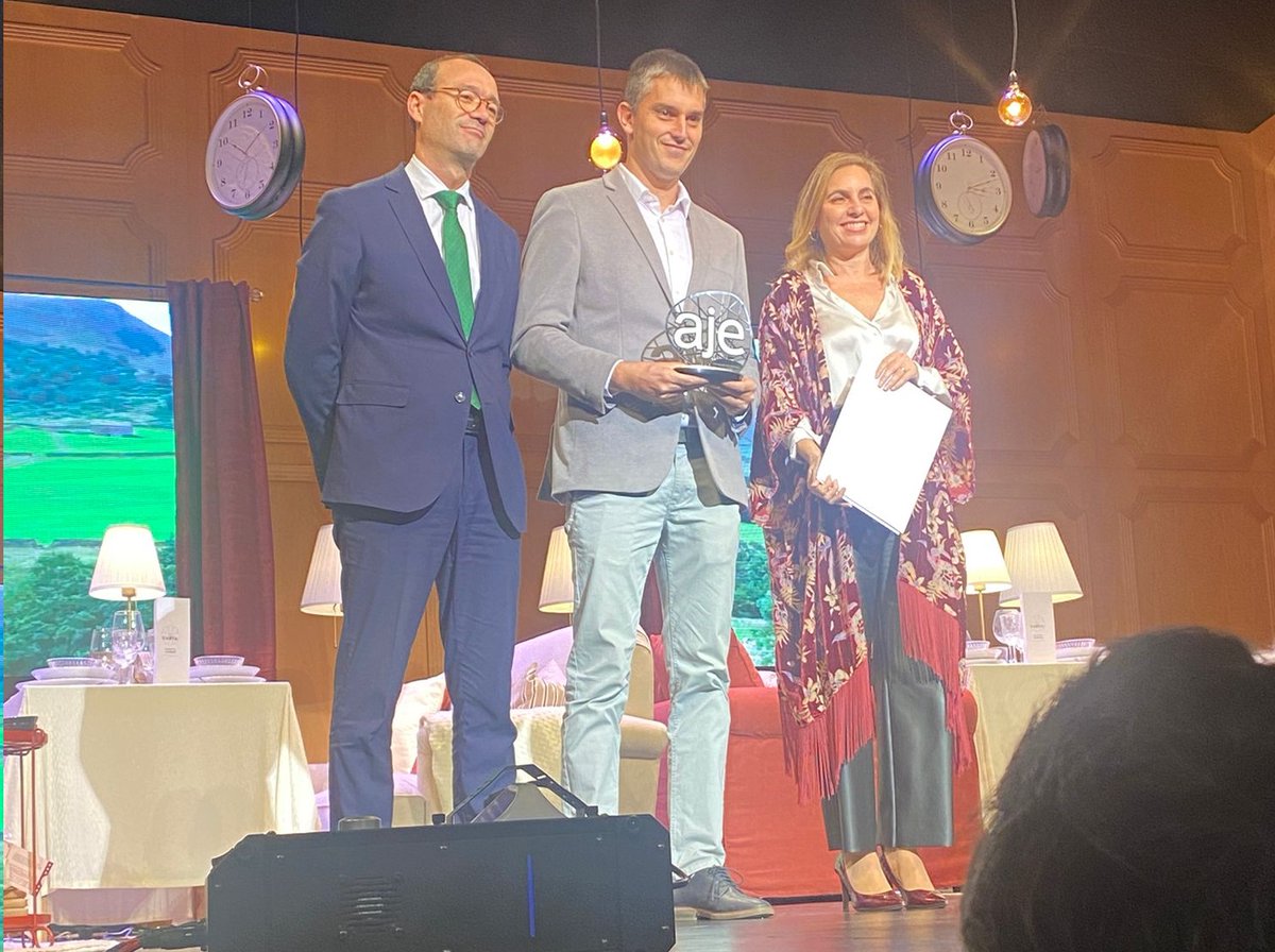 Ayer se celebró en #Oviedo la gala de los #Premios organizados por @AJEASTURIAS y hemos tenido el honor de recibir uno de los premios. Desde aquí nuestro agradecimiento y enhorabuena al resto de ganadores y candidatos 🙌🙌🙌
#startup #innovacion #aiot #iot #ai #smarthospital