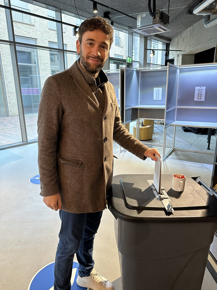 De campagnes zitten erop en het laatste woord is nu aan de kiezer. Het klinkt cliché maar er is echt wat te kiezen vandaag. 

Het belangrijkste is dat u in ieder geval gaat stemmen. Ik heb in ieder geval - niet geheel verrassend - gestemd op de VVD. Stemtip: nr 11 😉