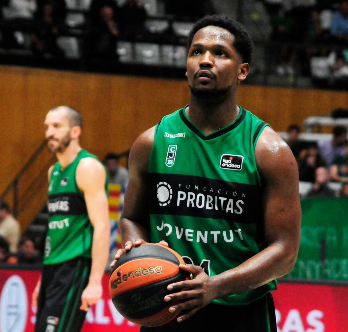 ¿De qué será capaz este tío esta tarde en el Pionir ante el Hapoel Tel Aviv? 📸 Miqui Forniés, @Penya1930.