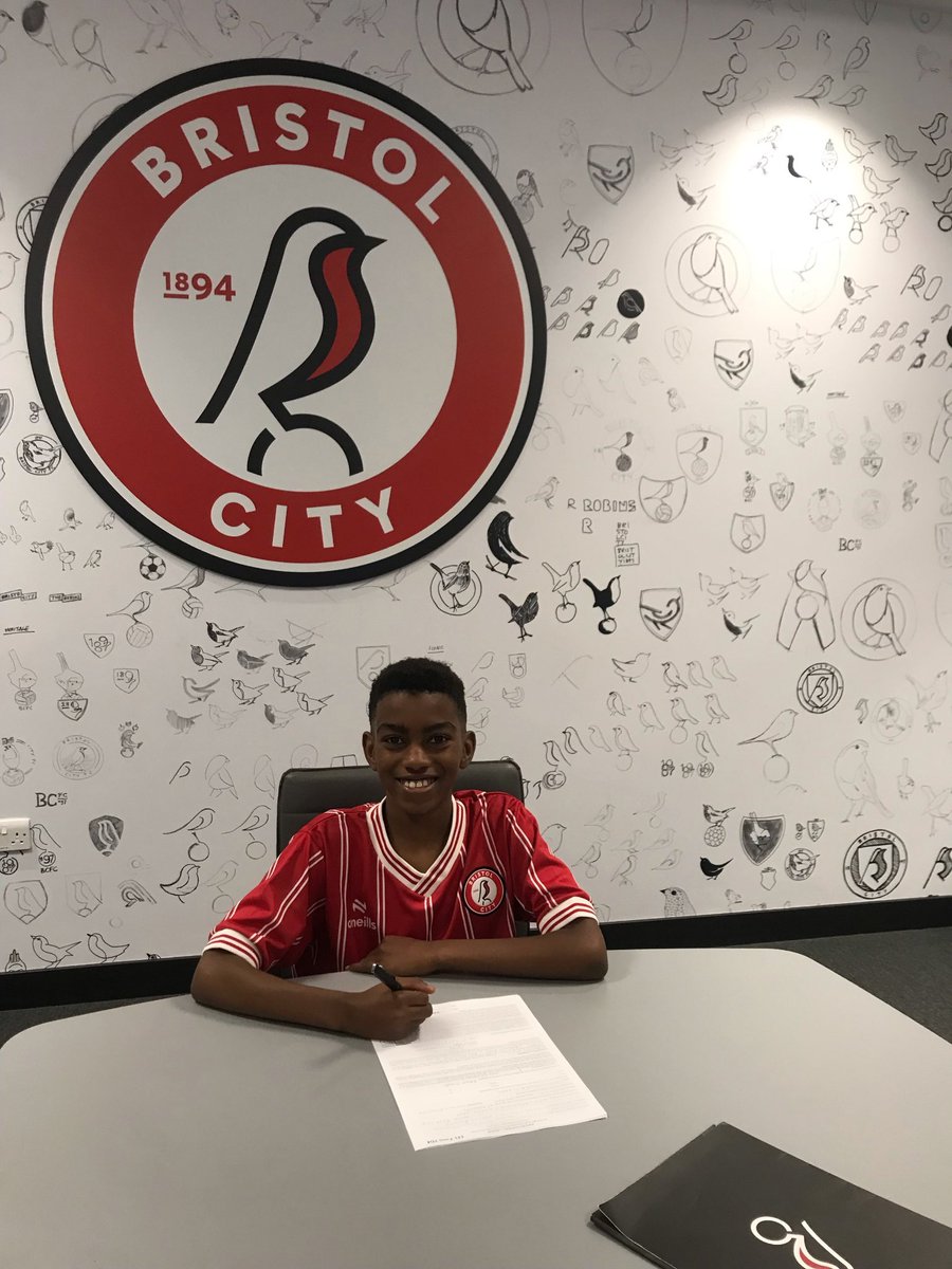 BristolCityAcad's tweet photo. 👏 Another exciting young player joins our Academy! 

✍️📸 A huge #BristolCity welcome to Jesse! 

#BristolCity #Development https://t.co/xnoipOQK8C