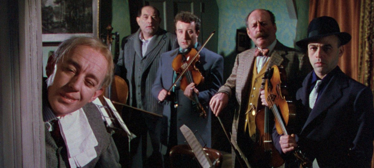 Don't mention the lolly! Catch the #dementiafriendly screening of classic Ealing comedy The Ladykillers (1955) @FulhamRoadPH this Friday 24 November. No ads or trailers, low lights & a reduced price ticket! Refreshments from 10.30am, film starts at 11am picturehouses.com/movie-details/…