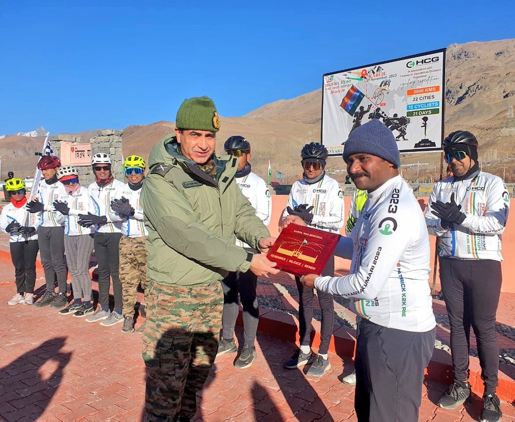 firefurycorps's tweet photo. 'From #Kargil to Kanyakumari'

#KVDRajatJayanti

GOC Forever in Operations Division flagged off ‘Kargil to Kanyakumari Cycling Expedition' from Kargil War Memorial, #Dras. 

He interacted with the team of #Hyderabad @CyclistsGroup comprising of women, entrepreneurs, senior doctors & youth who will traverse 3800 km across the length of the nation amidst challenging riding conditions as a tribute to the soldiers who made the supreme sacrifice during the #KargilWar.

#IndianArmy

@NorthernComd_IA
@hcggroup2
@ANI