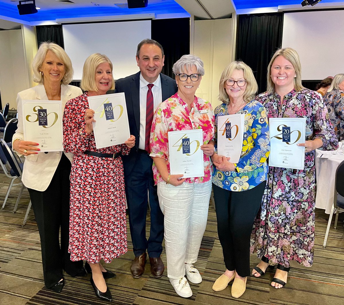 dizdarm's tweet photo. Honoured to present at the Principal, School Leadership &amp; External Validation conference &amp; answer your questions. Great to also present service certificates. Thanks to all our PSLs &amp; PCMs for your expertise in supporting our school leaders in NSW public schools. https://t.co/7nXwpGIrBd