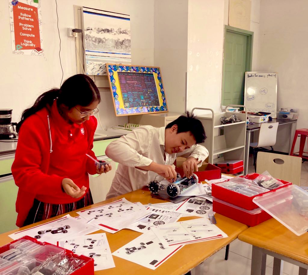 Our middle schoolers in the robotics club are nailing it with coding! They’re super busy prepping for their next big robotics face-off.🤖 #RobotFun #CodingKids #robotics 🛠️👾