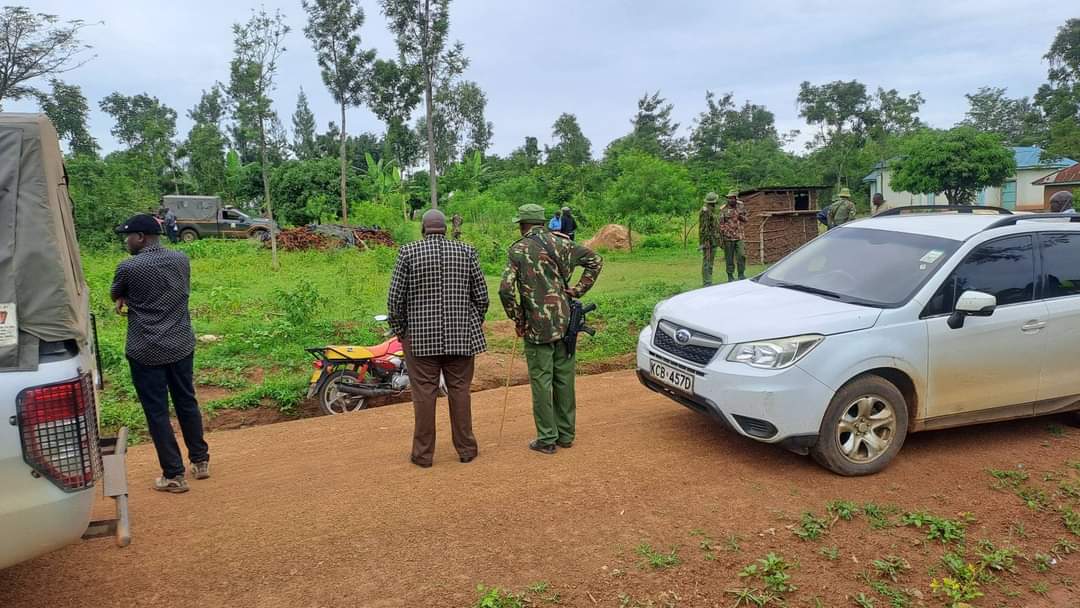 kenyanspider's tweet photo. Police have recovered two firearms lost in a recent shooting in Siaya where one officer was also killed.

The MP5 and AK47 Rifles were recovered at Hawinga from a residential house.
The main suspect, Sheikh Rashid, managed to escape and at least two suspects were fatally wounded https://t.co/oRaWstriNa