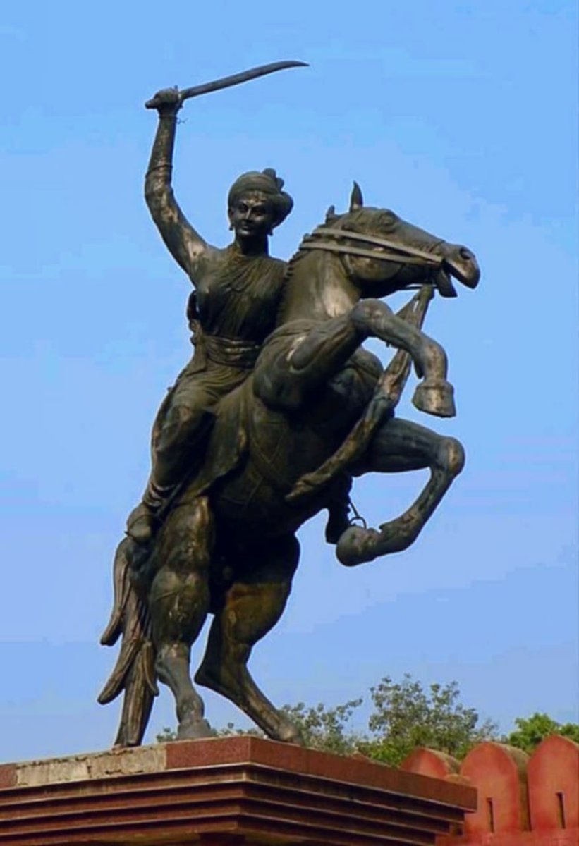 Today we pay our tributes to Dalit Virangana Jhalkari Bai on her 193rd Birth Anniversary. She was a Female Freedom Fighter of India who was at the forefront of the revolt of Jhansi & gave her life fighting for the freedom of her people.  #JhalkariBai 

A thread.🧵1/8
