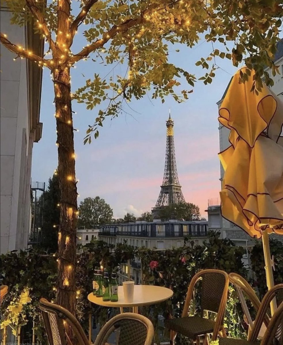 vacaytube's tweet photo. Some drinks in Paris, France 🇫🇷 https://t.co/TeJb6jMYLE