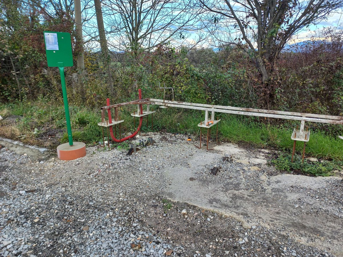 Draga mestna oblast <a href="/ZoranDELA/">Zoran Janković</a> kako si predstavljate promocijo vožnje z LPP-jem in prehod na mestni promet namesto avta ob takšnih avtobusnih postajah? Pri čemer tole gledamo že pol leta, mimogrede.